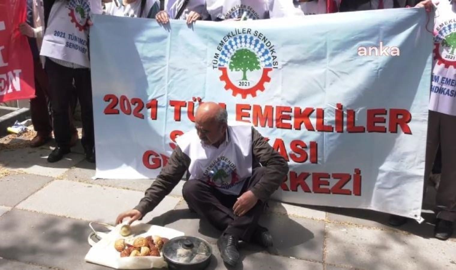 emekliler tuik onunde enflasyon verilerini protesto etti sTgAcZYW