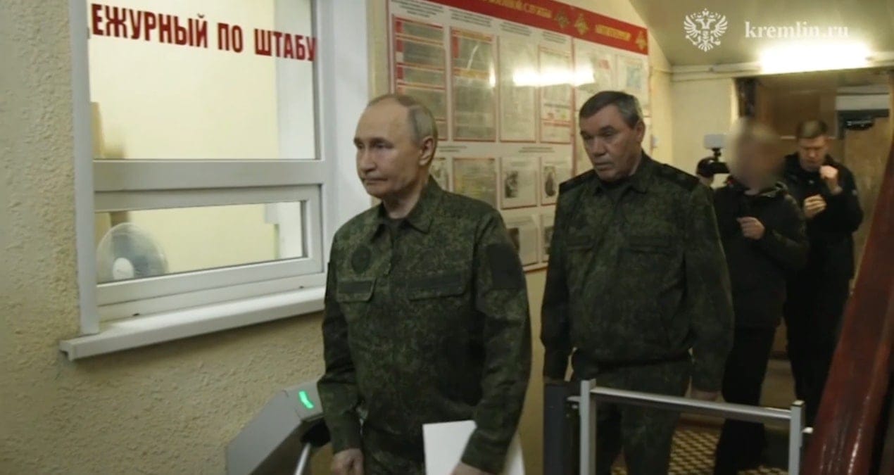 putin askeri uniformayla neden aceba ysuyTRCs