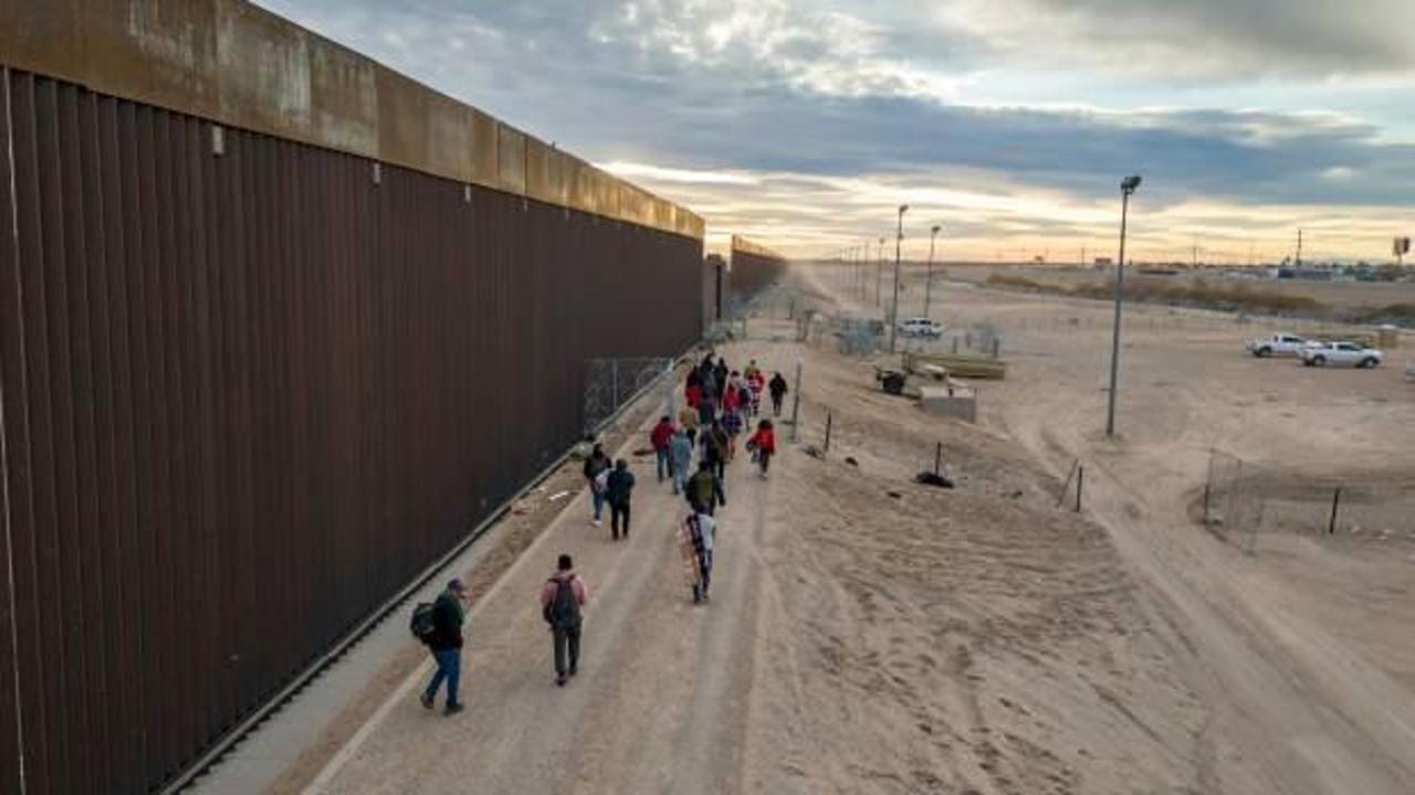 trump yuzlerce gocmeni sinir disi etti el salvadora nakledildi kKEaFXRK