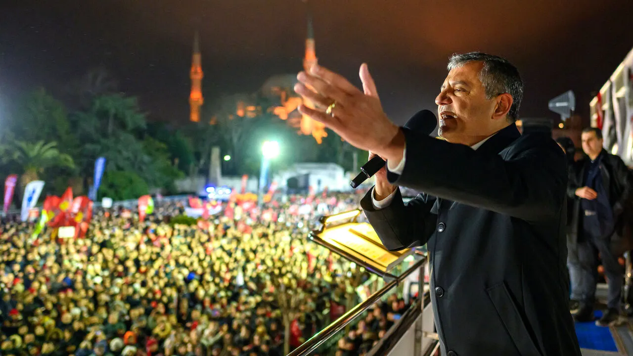 Bir Türk Mahkemesi Muhalefet Liderini Görevden Uzaklaştırdı