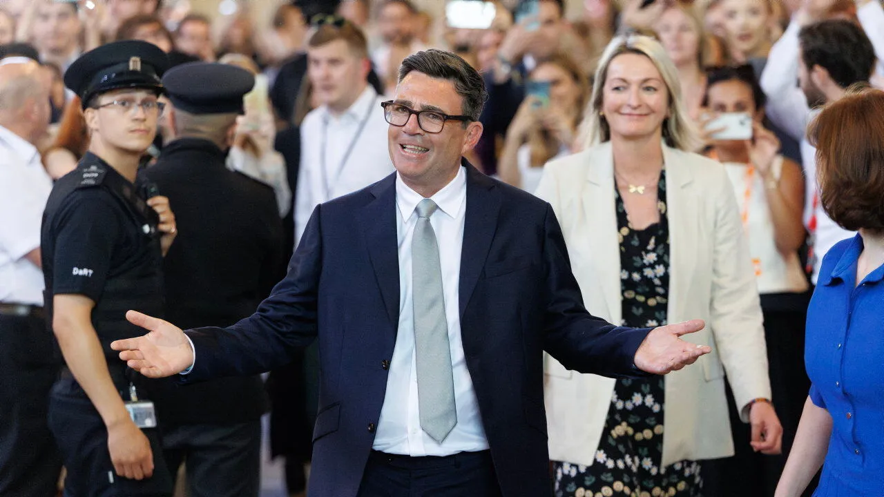Starmer’ın Ardından Gözler Burnham’da
