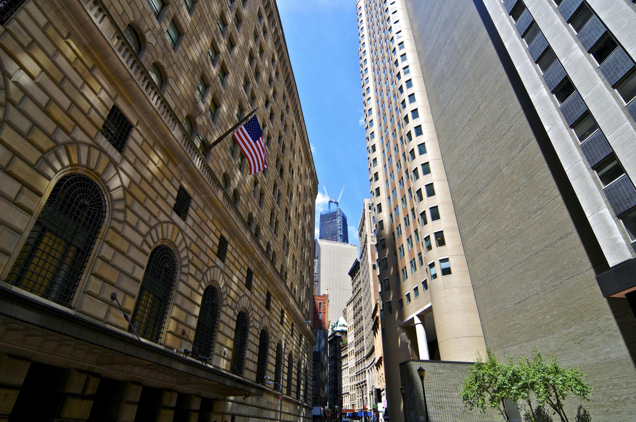 Wall Street’te Büyük Satışın Perde Arkası: Fed Korkusu Mu, Algoritmik Çöküş Mü?