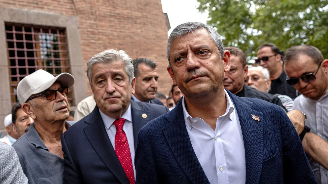 Türkiye’de Muhalefet Yeniden Şekilleniyor: Özgür Özel ve Yeni Parti Erdoğan’a Meydan Okuyabilir mi?