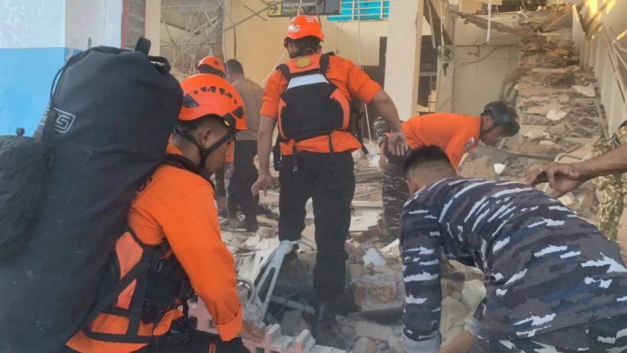 World in Brief: Endonezya depremle sarsıldı; Fas polisi Ceuta’ya gitmekte olan göçmenleri tutukladı