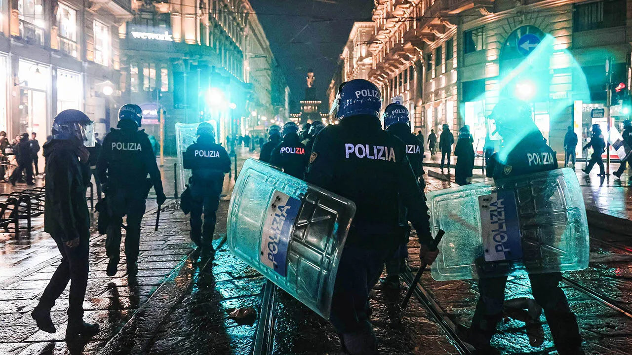 Protestolar Arnavutluk’u ve İtalya’yı sarsıyor